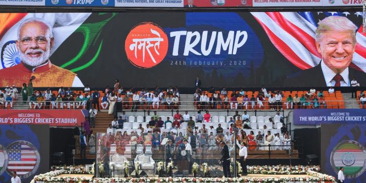Trump de gira por la India: anuncia acuerdo militar y expresa optimismo por pacto comercial