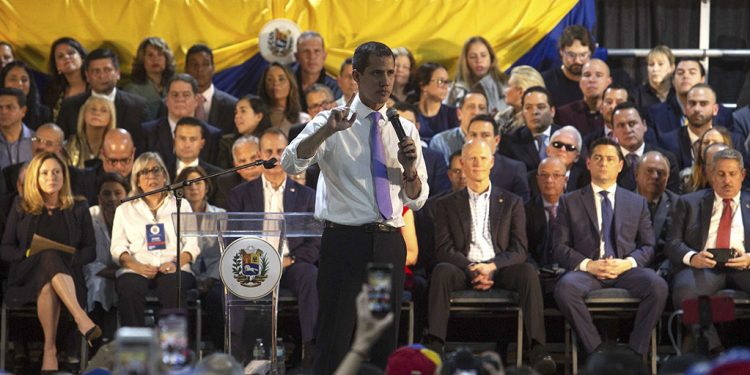 Guaidó se quitó el paltó, se arremangó la camisa y habló:"Sí se puede"