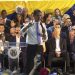 Guaidó se quitó el paltó, se arremangó la camisa y habló:"Sí se puede"