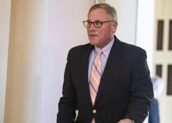 Senadores vendieron millones de dólares en acciones antes del descalabro bursátil por coronavirus