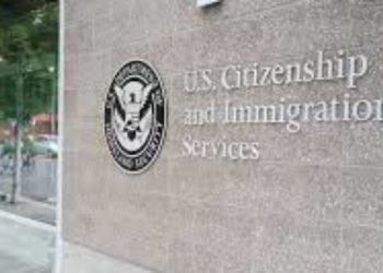 VOA: Tras el cierre de USCIS por el Covid-19 ¿cómo quedan los inmigrantes afectados?