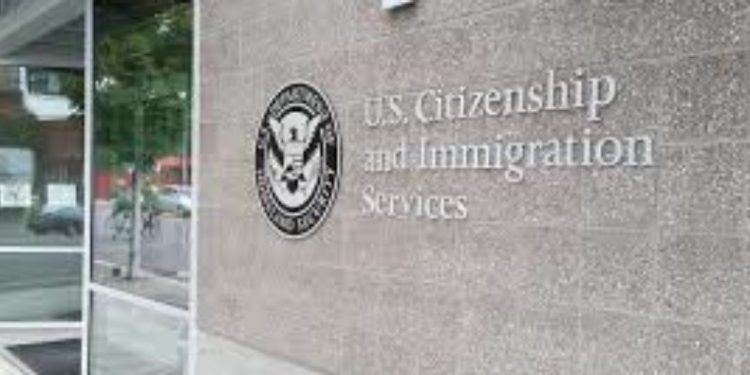 VOA: Tras el cierre de USCIS por el Covid-19 ¿cómo quedan los inmigrantes afectados?