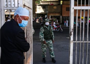 Entre detenciones, accesos restringidos, falta de materiales y 36 casos confirmados, se desarrolla coronavirus en Venezuela
