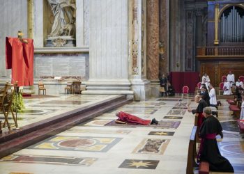 El papa Francisco se postra en el suelo de la Basílica de San Pedro