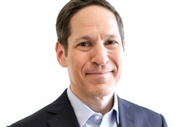 Doctor estadounidense cree que el país aún no está listo para la "vida normal"