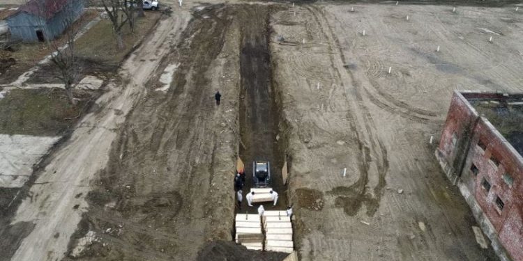 Nueva York entierra a sus muertos por coronavirus en gigantescas fosas comunes (+Fotos)