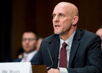 Director de FDA afirma que EEUU está cerca del “pico” de contagios de coronavirus