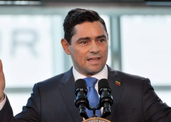 Carlos Vecchio: "O Maduro negocia su salida, o alguien lo hará por él"
