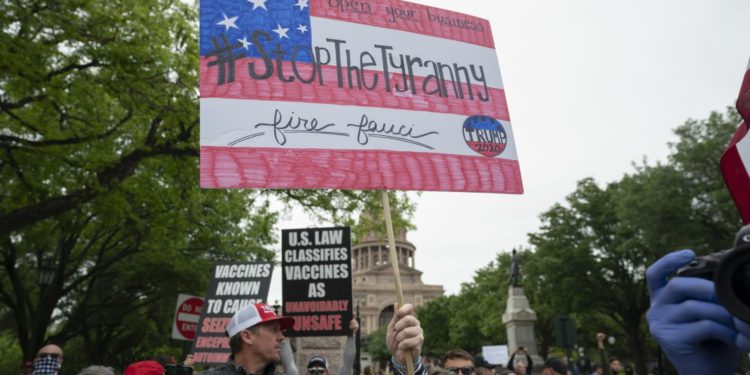 Manifestaciones y protestas desafían el confinamiento en los Estados Unidos mientras aupa aumentar las pruebas para detectar el Covit-19