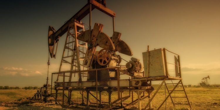 Debido a la tensión entre Estados Unidos e Irán, precios del petróleo suben casi un 20%