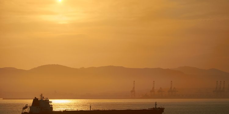 Estados Unidos reconsideraría su decisión de que algunas empresas petroleras sigan operando en Venezuela