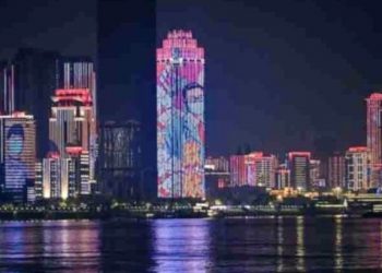 ¡Mira el impactante juego de luces! Wuhan celebra fin de aislamiento