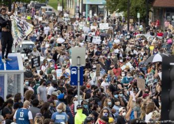 Miles de personas protestan por la muerte de un afroamericano a manos de policías en EEUU