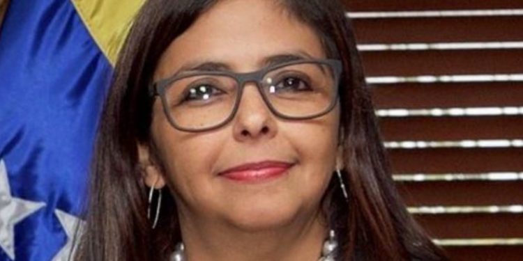 Intriga en la oposición de Trinidad por la visita de Delcy Rodríguez y otros funcionarios de PDVSA a su país en marzo pasado