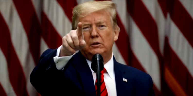 Presidente Trump firma orden ejecutiva contra Twitter y otras redes sociales