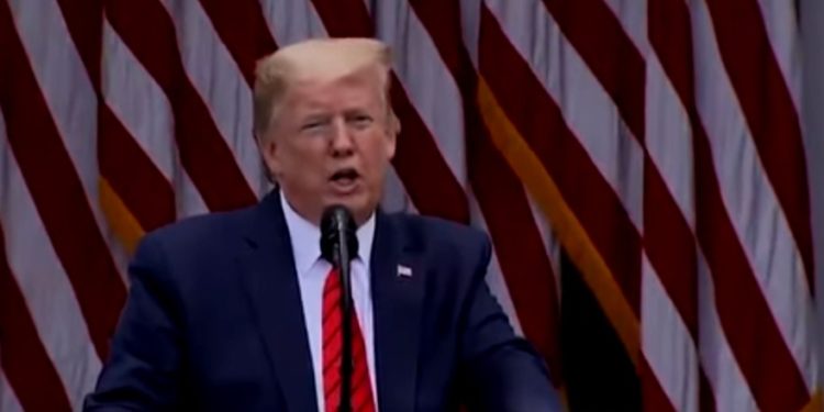 Trump abandona rueda de prensa tras incidente con periodista
