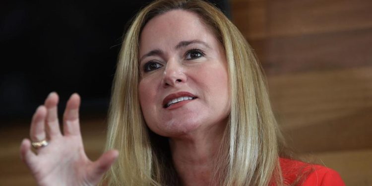 Representante estadounidense Debbie Mucarsel-Powell dio negativo para COVID-19