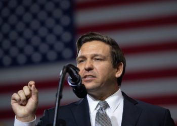Ron DeSantis recibe ataque de Demócratas en Florida por su manejo de la pandemia