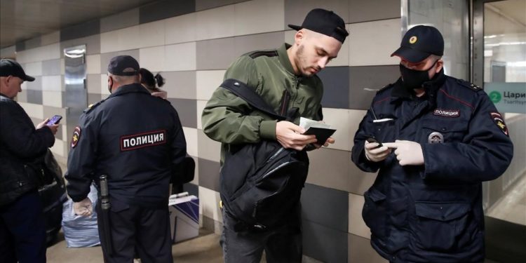 Qué pasa en Rusia? Tres doctores se lanzaron desde edificios al vacío