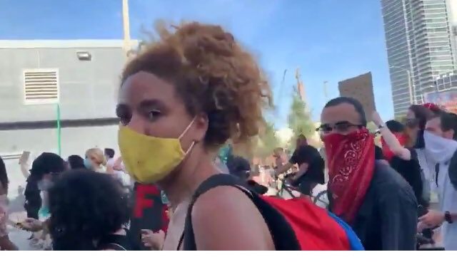 Anonymous Venezuela desenmascara a Dominicana chavista que protestaba en EEUU