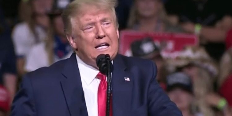 Trump en Tulsa: Asientos vacíos, personal de campaña contagiado y excusas