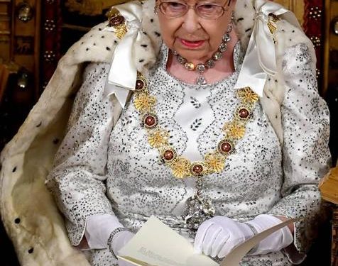 ¿Reina Isabel II prepara su abdicación al Trono?