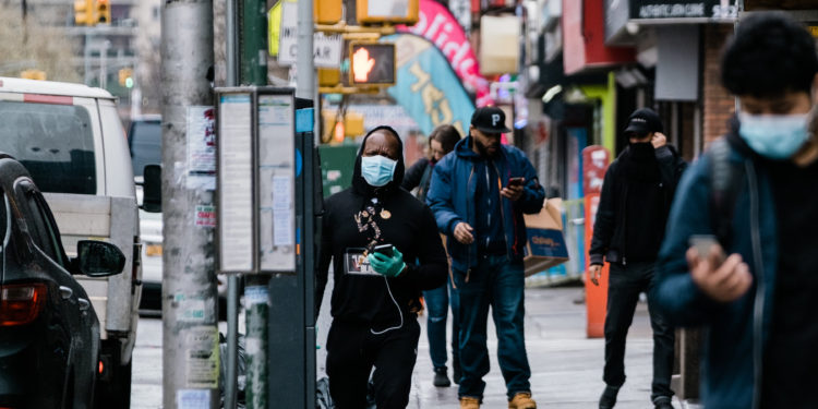 ¡Vuelve el coronavirus a NY! Cuomo amenazó con cerrar Manhattan y los Hamptons