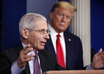 La Casa Blanca choca con Fauci, Trump minimiza auge de virus