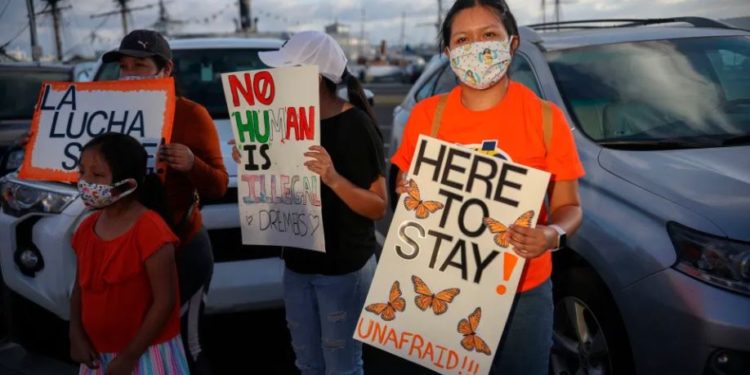 Activistas protestan contra orden de negar solicitudes DACA