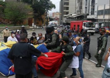 GNB, colectivos y PNB arremeten contra protesta de jubilados en Venezuela