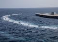 Irán lanzó misiles a réplica de portaaviones de EEUU en el Estrecho de Ormuz