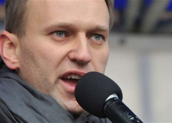 Autorizan traslado del opositor ruso Alexei Navalny a hospital de Alemania