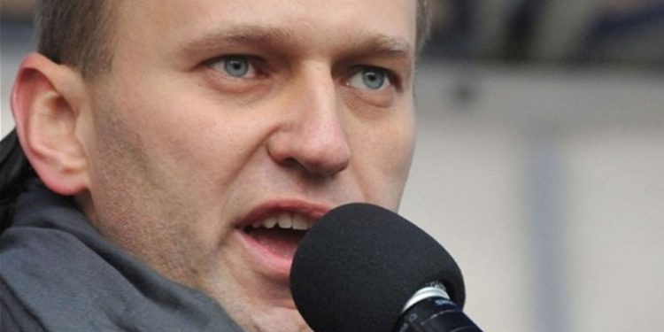 Autorizan traslado del opositor ruso Alexei Navalny a hospital de Alemania