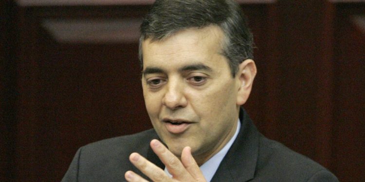 Indignación demócrata: Excongresista que trabajó para Maduro fue elegido para la junta del partido Republicano