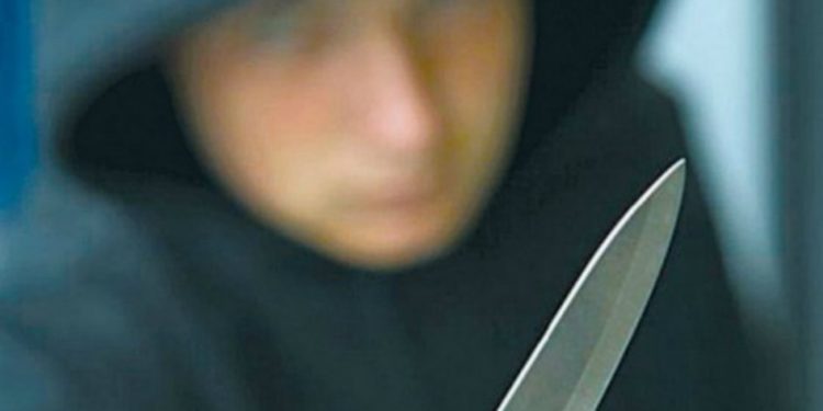 Tres policías apuñalados y un sospechoso detenido dejó incidente en Saugus