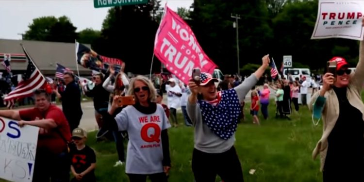 QAnon sigue afianzándose en los estadounidenses