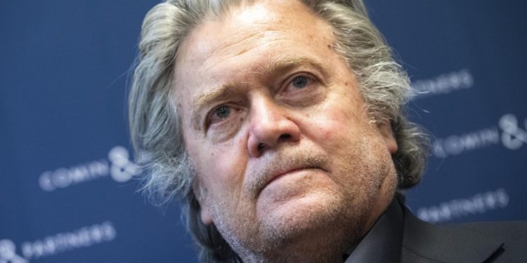 Bannon puesto en libertad tras pagar fianza millonaria