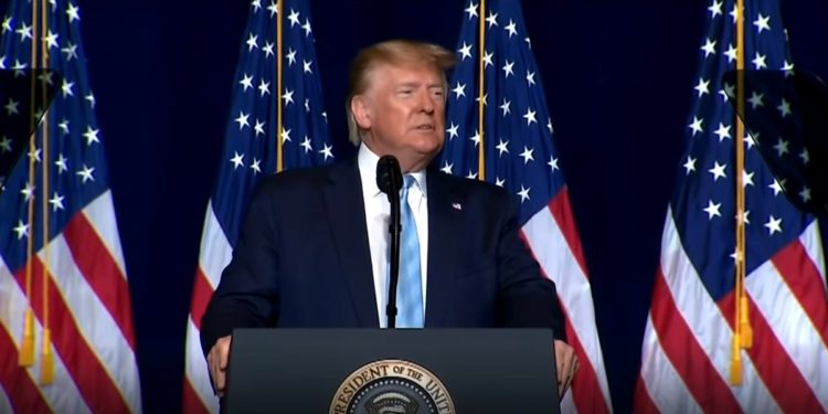 ¡Ayuda económica! Trump firmó órdenes para colaborar con afectados por pandemia