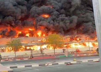 Enorme incendio acaba con en la zona industrial de Ajmán en los Emiratos Árabes Unidos