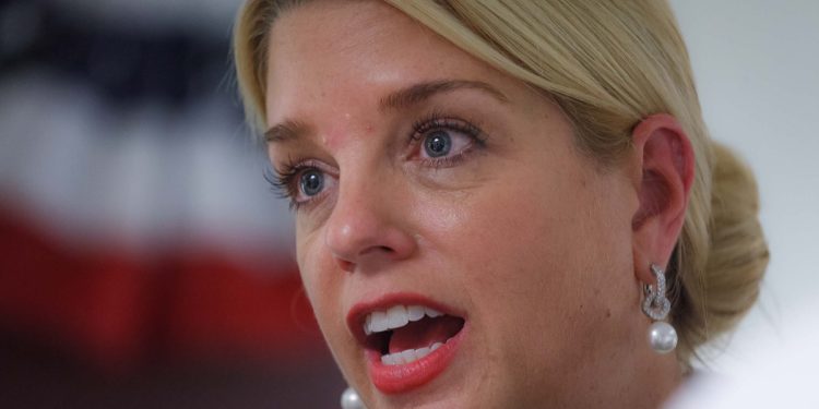 Ex procuradora Pam Bondi arremetió contra Joe Biden y su hijo Hunter