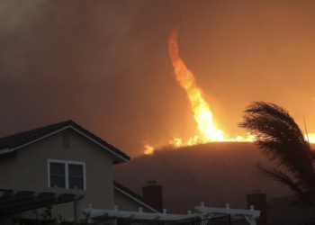 ¡Señales apocalípticas en California! Tornado de fuego, Incendios y tormentas eléctricas (Video)
