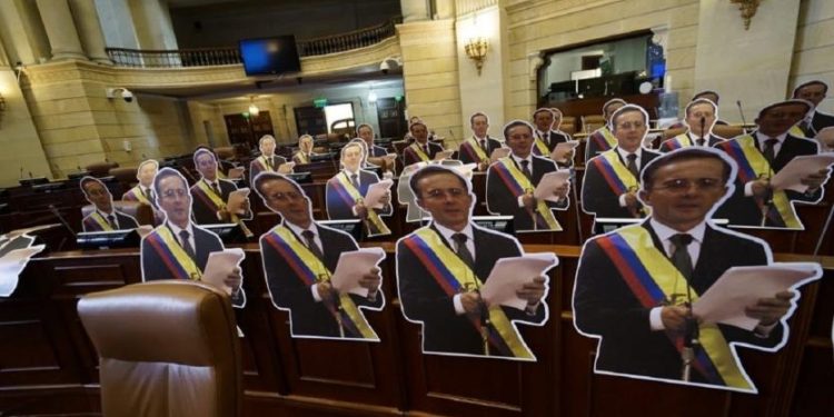 Clones del ex presidente Uribe llenan curules del congreso