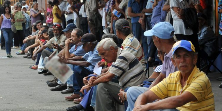 ¡Maduro pulveriza economía! Inflación en 843,44 %  y salario mínimo en 1,30$