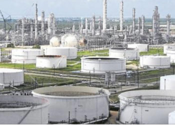 Precios del petróleo mantienen tendencia a la baja