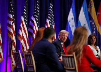 Trump centró en la economía mesa de debate con latinos en Miami (Video)