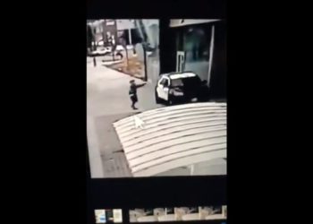 Hombre disparó a dos policías de Los Ángeles sin previo aviso y Trump estalló en Twitter +Vídeo