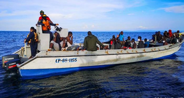 Peñero colombiano rescata a náufragos de Haití