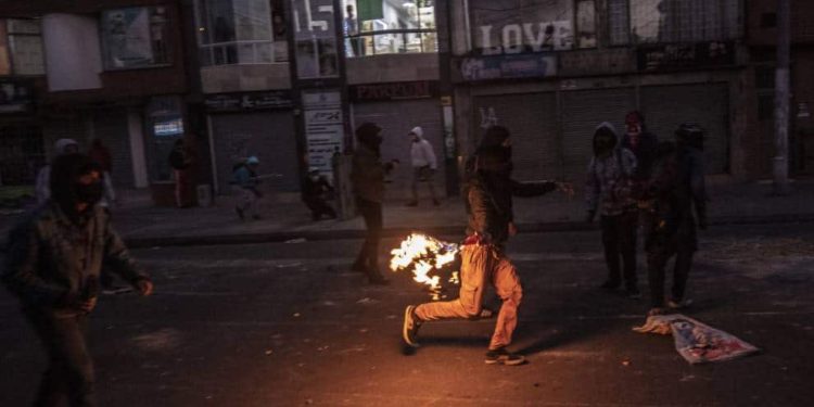 Indignación en Colombia por asesinato de abogado: Cinco muertos y casi cien heridos