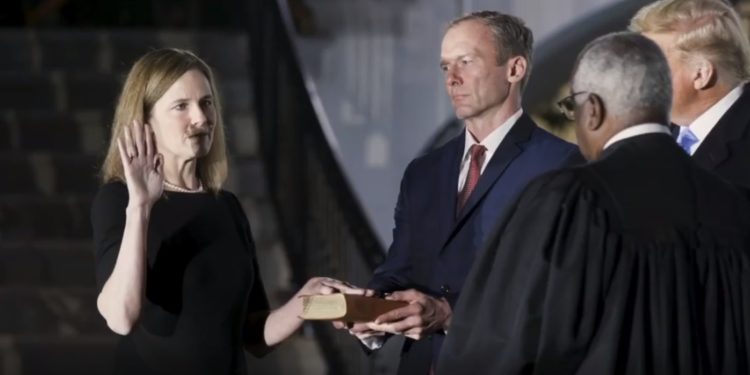 Amy Coney Barrett promete hacer su trabajo “sin miedo ni favoritismos”