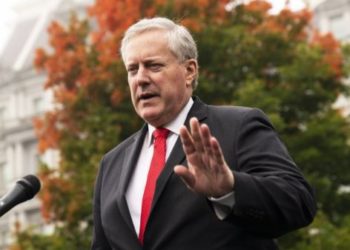 Jefe de gabinete de Trump dice que "EEUU no controlará la pandemia"